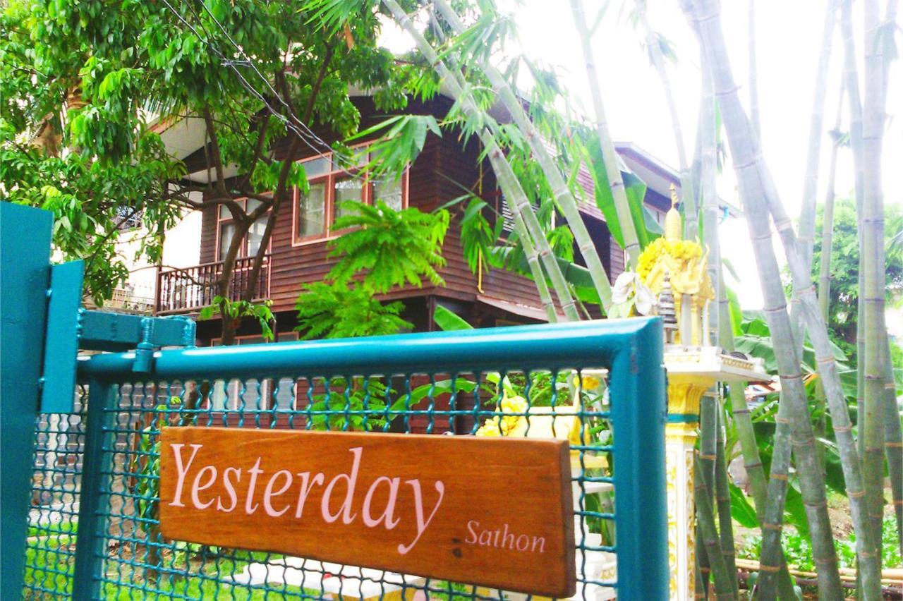 Yesterday Sathon Bangkok Buitenkant foto
